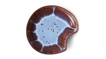 Close-up van de HKLIVING Plate Shell Sienna, schelpvormig bord met bruin en blauw glazuur.