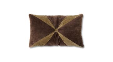 Bruin velvet kussen van HKLIVING met geometrisch patroon en ronde knoop in het midden, rechthoekig model.