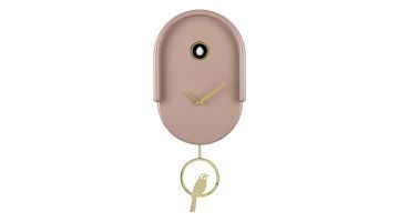 Karlsson wandklok Tweet in mocha brown, frontaanzicht met goudkleurige wijzers en pendel met vogeltje op witte achtergrond.