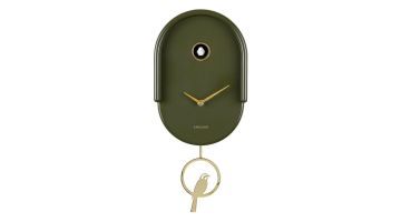 Karlsson wandklok Tweet Luxury Green, frontaanzicht met olijfgroene kast, goudkleurige wijzers en pendel met vogeltje op witte achtergrond.