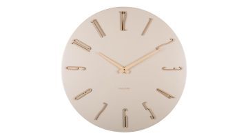 Ronde off white wandklok met verfijnde cijfers en slanke wijzers, frontaal beeld