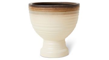 Close-up productfoto van de HKLIVING bloempot in vanillekleur met ronde vorm en verhoogde voet.