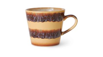 Close-up van de HKLIVING 70s Ceramics Cappuccino Mug Cliffs met brede bruine en okergele strepen.