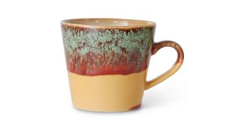Close-up van de HKLIVING 70s Ceramics Cappuccino Mug Cove in geel met roodbruine en groene glazuurlaag.