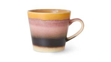 Close-up van de HKLIVING 70s Ceramics Cappuccino Mug Sunset, met gele, roze en donkere kleurovergangen.