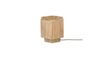 Tafellamp Panama S van Good&Mojo in naturel raffia met metalen frame op lichte achtergrond