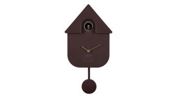 Vooraanzicht van de Karlsson Wandklok Modern Cuckoo Oro Earth Brown in huisvorm met slinger en goudkleurige wijzers.