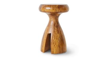 HKLIVING houten kruk in kastanjekleur, met organische vorm en ronde bovenzijde, vrijstaand gefotografeerd.