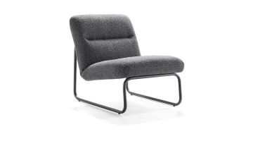 Westbourne fauteuil modern vintage in Riddle blauwe stof met zachte textuur en een slank zwart metalen frame, gefotografeerd schuin van voren.