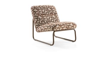 Westbourne fauteuil modern vintage in Rural brown stof met grafisch jaren 70 patroon en een slank anodic brown metalen frame, gefotografeerd schuin van voren.