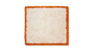 Vierkant vloerkleed Fluffy Retro van wol in crème met oranje rand, bovenaanzicht.