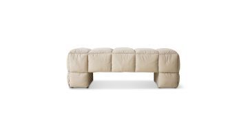 Puffy Lobby Bench in beige, met speelse vorm en zachte bekleding, op witte achtergrond.