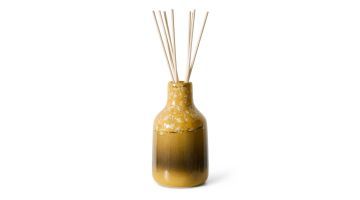 HKLIVING 70s Ceramics Fragrance Sticks Valencia in een geelbruine keramische houder met houten geurstokjes.