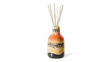 HKLIVING 70s Ceramics Fragrance Sticks Tulum met keramieken houder in oranje, beige en zwart, gevuld met geurstaafjes.