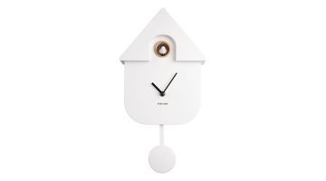 Witte Karlsson Modern Cuckoo wandklok met zwarte wijzers en pendel, recht van voren.