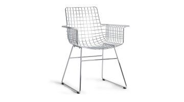 Eetkamerstoel Wire Chair Arm in verchroomd metaal met armleuningen, moderne draadconstructie.