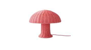 HKLiving tafellamp Rotan Blush in roze rotan met paddenstoelvormig design en gevlochten structuur.