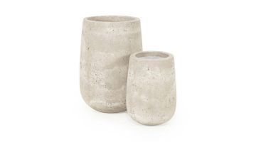 Twee ISAA Etna bloempotten in antraciet met ronde vormen en betonlook.