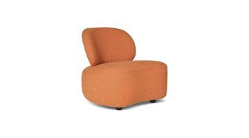 Fauteuil Caaro in oranje stof met afgeronde rugleuning en vloeiende vorm, gefotografeerd tegen witte achtergrond.