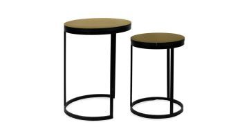 Set van twee bijzettafels met zwart metalen onderstel en ronde gouden bladen, in verschillende hoogtes, gefotografeerd tegen witte achtergrond.