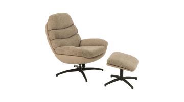 J-Line relaxfauteuil met hocker in taupe, zachte bekleding met draaivoet, schuin van voren gefotografeerd.