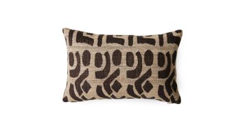 HKLiving sierkussen Rustic 40x25 cm met bruin grafisch patroon op zandkleurige ondergrond, liggend op witte achtergrond.