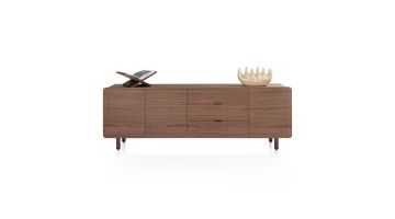 BRIANZA dressoir in gelakt notenfineer met afgeronde hoeken, drie deuren en drie softclose laden.