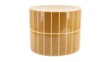 Tiletastic bijzettafel van aardewerk met geglazuurde afwerking en ingelegde tegeltjes in mosterdkleur, modern en decoratief ontwerp.