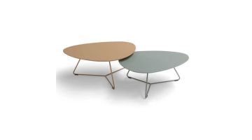 Set van twee organisch gevormde salontafels in beige en groen met slank metalen onderstel