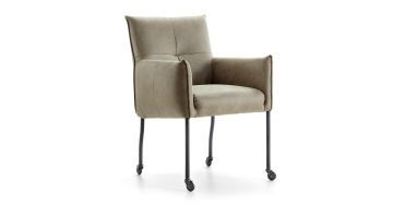 Armstoel Dutchz 1700 in beige stof met zwarte metalen poten op wieltjes, schuin van voren gefotografeerd tegen een witte achtergrond.