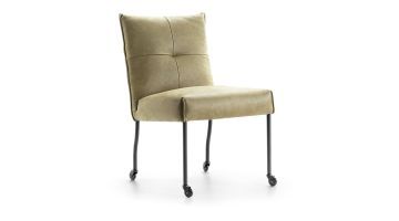 Eetstoel Dutchz 1700 zonder armleuningen in bruin Kenia-leer met zwarte metalen poten en wieltjes, schuin van voren gefotografeerd tegen een witte achtergrond.