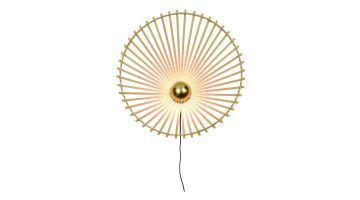  Ronde wandlamp Bromo van It's About RoMi met open bamboe design en gouden fitting, straalt warm licht uit tegen een witte achtergrond.