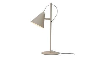 Zandkleurige It's About RoMi Tafellamp Lisbon met verstelbare kegelvormige kap en ronde voet op witte achtergrond.