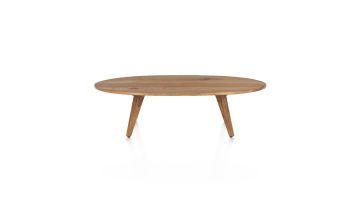 Ovale salontafel Everest van smoked Mangifera fineer met drie houten poten, tegen witte achtergrond.
