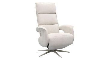 Trendhopper relaxfauteuil Lunia in beige stof met hoge rugleuning en draaivoet, gefotografeerd schuin van voren.