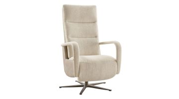 vrijstaand schuin vooraanzicht Alt-tag: Relaxfauteuil Seduto naturel beige met hoge rug en stoffen armleuningen.
