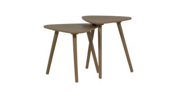 Set van twee WOOOD bijzettafels Nila in kleur Mud met organische vormen en drie poten, weergegeven op witte achtergrond.