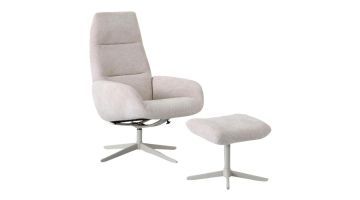 Montèl relaxfauteuil Ergo met losse voetenbank in naturel stof en draaivoet van metaal.