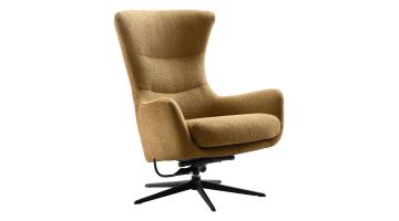 Tronto draaifauteuil in warm bruin chenille met hoge rug, gebogen armleuningen en zwarte metalen 5-teens draaivoet schuin van voren