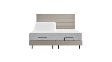 Verstelbare TEMPUR boxspring met hoofdbord en twee liggedeeltes op wit vlak