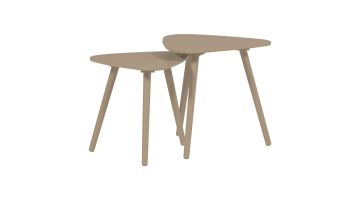 Set van twee WOOOD Nila bijzettafels in zandkleur, organische bladen die deels onder elkaar geschoven staan op drie slanke poten.