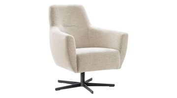 Beige INHOUSE Terias draaifauteuil in boucléstof met zwarte metalen 5-teensvoet, schuin van voren gefotografeerd