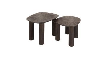 Salontafelset Maya van 2 in donkerbruin teak met twee vierhoekige bladen en golvende poten, naast elkaar op witte achtergrond.