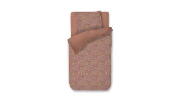 Dekbedovertrek Kitenge van Pip Studio in terra tint, volledig opgemaakt op een eenpersoonsbed, met paisley-achtige bloemenprint en omgeslagen bovenrand.