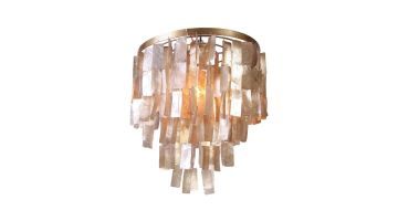 Hanglamp Kroon in close-up met meerdere laagjes glanzende schelpdelen in zachte beige tinten aan een ronde metalen ring.