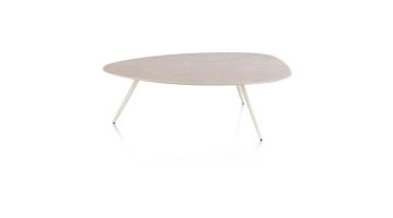 Salontafel Salutina crème met organisch HPL-blad en drie slanke metalen pootjes in lichte zandkleur.