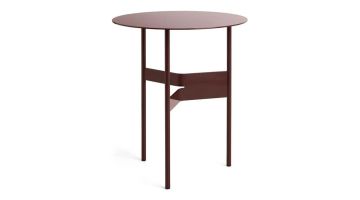 HAY bijzettafel Shim bordeaux, ronde metalen tafel met slanke poten en asymmetrische tussenplaat op witte achtergrond.