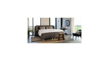 Avek boxspring 1927 in moderne slaapkamer met gestoffeerd hoofdbord en lichte bedbekleding