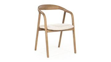 Eleonora eetkamerstoel Rayven lichtbruin, driekwart vooraanzicht met afgeronde houten armleuningen en lichte gestoffeerde zitting op witte achtergrond.