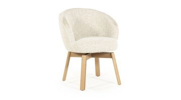 Eetkamerstoel Livia in beige Hush, schuin vooraanzicht met houten poten en ronde kuipzitting.
